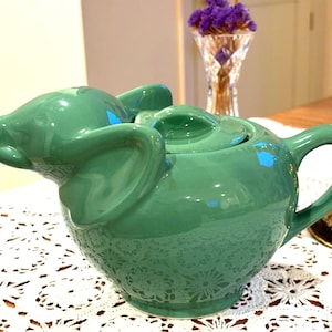 Vintage fransk mintgrön keramik elefanttekanna, Art Deco köksredskap (24 cm)