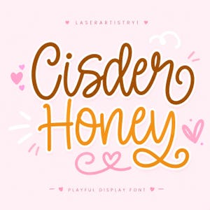 以下が含まれることがあります： 茶色とオレンジ色の筆記体で「Cider Honey」という言葉が書かれた、遊び心のあるディスプレイフォントのデザイン。背景は薄いピンク色で、小さなピンク色のハートと装飾的な要素が描かれています。