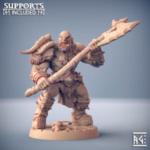 Puede incluir: Figura beige de un guerrero orco musculoso sosteniendo una gran hacha. El orco tiene una expresión feroz, adornado con armadura, cuernos y un collar de calaveras. La base incluye una calavera. El texto "SUPPORTS INCLUDED" es visible.