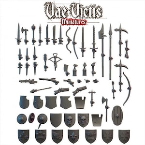 Könnte beinhalten: Eine Sammlung von Miniatur-Mittelalterwaffen und -Schilden. Enthält Schwerter, Äxte, Streitkolben, Bögen, Armbrüste und Schilde mit verschiedenen Designs. Der Text "Vae Victis Miniatures" befindet sich oben.