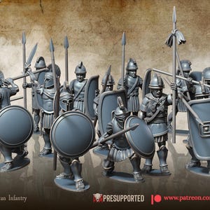 Puede incluir: Un grupo de miniaturas de infantería etrusca romana, posando con lanzas, espadas y escudos. Las figuras están en una postura lista para la batalla, con cascos y armaduras. La imagen incluye el texto "March Release" y "War Bear Studios 2024".