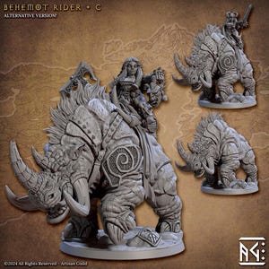 Op de afbeelding: Een gedetailleerde, grijze miniatuurbeeldjesset met een vrouwelijke ruiter op een neushoornachtig beest, met extra neushoornfiguren. De tekst "BEHEMOT RIDER + C ALTERNATIVE VERSION!" staat bovenaan. De basis heeft de tekst "©2024 All Rights Reserved - Artisan Guild".