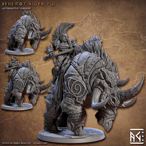 Op de afbeelding: Een grijze miniatuurfiguur van een Behemoth Rider, met de tekst "BEHEMOT RIDER + D ALTERNATIVE VERSION!". De figuur toont een krijger die op een groot, gehoornd beest rijdt. Het beest heeft slagtanden en is bedekt met gedetailleerde bepantsering. De figuur staat op een witte basis.