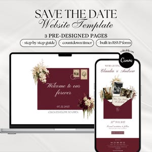 Op de afbeelding: Een laptop en smartphone tonen een trouwwebsite sjabloon. De sjabloon heeft een bordeauxrood envelopontwerp met bloemaccenten en de tekst "Welcome to our forever". De smartphone toont een mobiele versie met foto's en details.