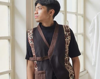 Chaleco de batik cultural para hombre, estilo indonesio tradicional, en seda, lana y gamuza, ideal para looks casuales y formales.