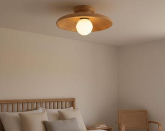 Lámpara de techo moderna de madera con bombilla de cristal para una decoración contemporánea del hogar.