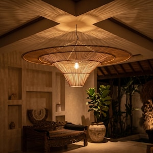 Luminária pendente japonesa de rattan, lustre de vime estilo wabi-sabi, luminária pendente boho em formato de chapéu de palha.