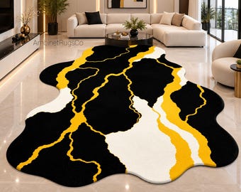 Op de afbeelding: Een onregelmatig gevormd vloerkleed met een opvallend abstract patroon van zwarte, witte en gele vlakken. Het ontwerp bestaat uit vloeiende, organische lijnen en kleurblokken die een contrastrijk visueel effect over het oppervlak creëren.