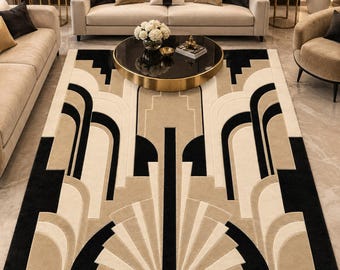 Op de afbeelding: Een rechthoekig vloerkleed met een geometrisch patroon in zwart, crème en beige. Het ontwerp bestaat uit symmetrische, gelaagde boogvormen en stralende waaiervormige lijnen die vanuit het midden uitlopen in een gestructureerd motief.