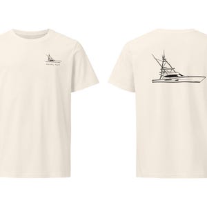 Op de afbeelding: Crèmekleurig T-shirt met een zwarte lijntekening van een boot op de voor- en achterkant. De voorkant heeft de tekst "WAIL WAY" onder de bootafbeelding. De achterkant heeft een grotere bootafbeelding.