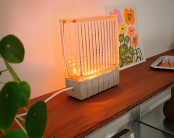 Lámpara de escritorio artesanal de hormigón y vidrio, diseño brutalista, fabricada en Francia.