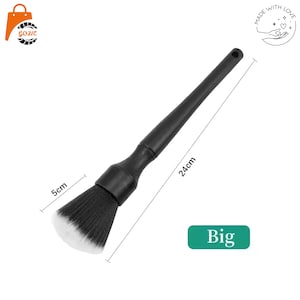 Könnte beinhalten: Eine schwarze Reinigungsbürste mit langem Griff und weichen, weißspitzigen Borsten. Die Bürste hat eine Gesamtlänge von 24 cm und eine Borstenkopfbreite von 5 cm, wie durch Messlinien angezeigt. Das Wort Big steht in Weiß auf einem grünen Rechteck.