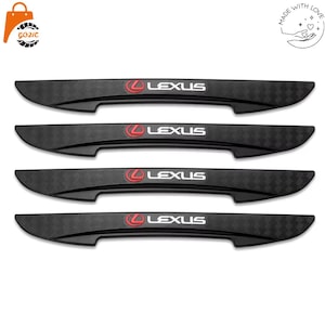 Puede incluir: Un juego de cuatro protectores de umbral de puerta de coche negros con textura de fibra de carbono. Cada pieza muestra el logotipo rojo de Lexus y el texto blanco LEXUS centrado horizontalmente. Los protectores tienen una forma alargada.