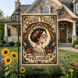 Puede incluir: Una bandera de jardín con el texto "MORE PRIDE LESS PREJUDICE" presenta a una mujer con gafas de sol en forma de corazón arcoíris y una corona floral. La bandera tiene un diseño de arcoíris y floral con mariposas y una bandera arcoíris.