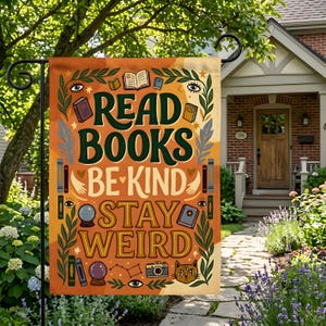 Könnte beinhalten: Eine rechteckige Gartenflagge mit orangefarbenem und gelbem Hintergrund und dem Text READ BOOKS BE KIND STAY WEIRD in Dunkelgrün und Orange. Das Design enthält Illustrationen von Büchern, Kristallkugeln, einer Kamera und einer Katze.