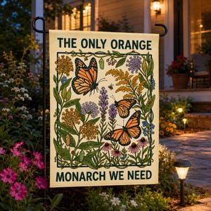 Può includere: Una bandiera da giardino rettangolare con sfondo color crema che riporta il testo THE ONLY ORANGE MONARCH WE NEED. Il disegno include tre farfalle monarca arancioni e nere, fogliame verde, vari fiori selvatici colorati e piccole crisalidi.