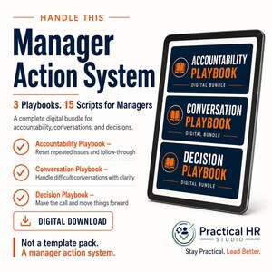 Op de afbeelding: Een digitaal Manager Action System pakket met drie handboeken: Accountability, Conversation en Decision. Het tabletscherm toont 15 scripts voor managers, een downloadpictogram en het logo van Practical HR Studio.