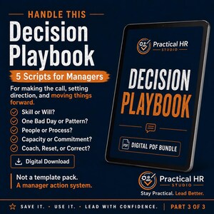 Op de afbeelding: Een digitaal PDF-pakket getiteld Decision Playbook met 5 scripts voor managers. De donkerblauwe afbeelding bevat oranje tekst, een tablet met de omslag en een lijst met managementonderwerpen zoals Skill or Will en People or Process.