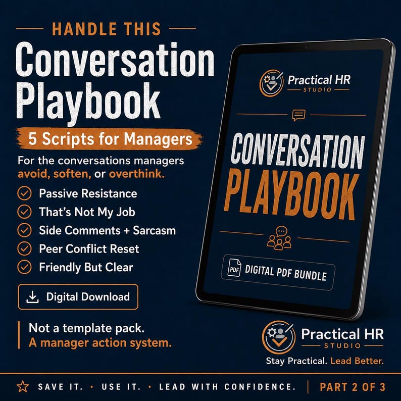 Op de afbeelding: Een digitale tablet toont het Conversation Playbook, een gids met 5 scripts voor managers. De donkerblauwe achtergrond bevat witte en oranje tekst, waaronder het Practical HR Studio logo, een lijst met conflictonderwerpen en een download-icoon.