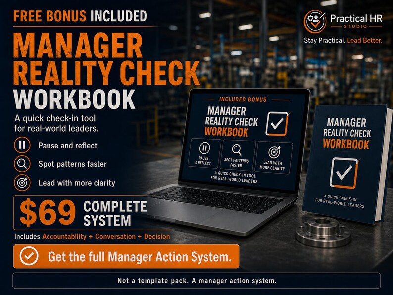 Op de afbeelding: Een Manager Reality Check Workbook systeem met een laptop die de cover toont, een fysiek boek en tekst die de tool voor leiders beschrijft. Het ontwerp gebruikt een donkerblauw en oranje kleurenschema met iconen voor reflectie.