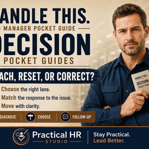 Könnte beinhalten: Ein beigefarbener Taschenratgeber mit dem Titel HANDLE THIS. DECISION POCKET GUIDES. Der Text enthält COACH, RESET, OR CORRECT?, Choose the right lane, Match the response to the issue, Move with clarity, DIAGNOSE, CHOOSE, FOLLOW-UP und Practical HR STUDIO.