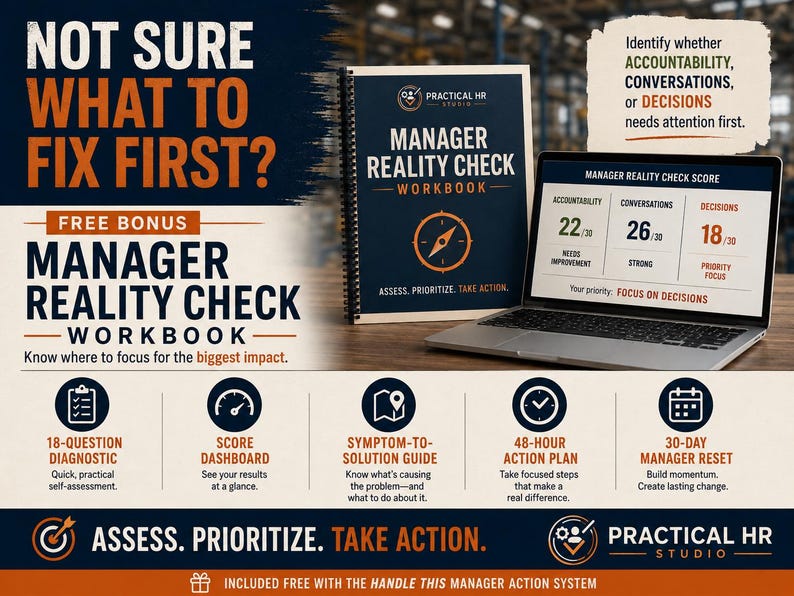 Op de afbeelding: Een Manager Reality Check werkboek met spiraalbinding, een laptop met een score-dashboard en tekst over een diagnostisch hulpmiddel, score-dashboard, symptoom-naar-oplossing gids, 48-uurs actieplan en een 30-daags manager reset programma.