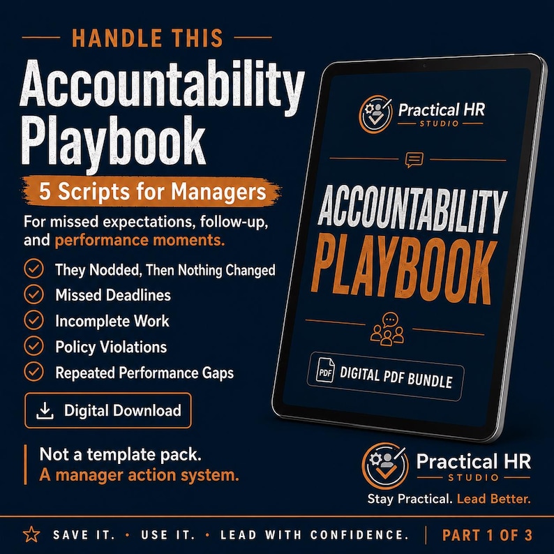 Op de afbeelding: Een digitale tablet toont het Accountability Playbook, een actiesysteem voor managers. Het scherm toont de titel, het Practical HR Studio logo en de tekst Digital PDF Bundle. De achtergrond somt vijf scripts op voor gemiste verwachtingen.