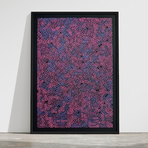 Könnte beinhalten: Ein gerahmtes, rechteckiges Wandbild mit einem dichten, komplexen Muster aus miteinander verbundenen neonpinken und blauen Linien auf dunklem Hintergrund. Das Kunstwerk ist in einem dünnen schwarzen Rahmen gefasst und erzeugt ein kontrastreiches geometrisches Design.