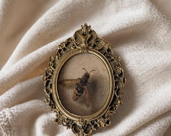 Cadre ex-voto miniature, décoration gothique romantique cottage peinture à l'huile cabinet curiosités taxidermie guêpe insecte naturalisé