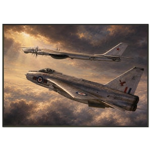 Può includere: Un dipinto di un caccia argentato British Electric Lightning in primo piano con un bombardiere sovietico Tupolev Tu-95 sullo sfondo. Entrambi i velivoli volano attraverso un cielo nuvoloso con la luce dorata del sole tra le nuvole.
