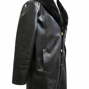 Abrigo de piel negra para mujer con cuello de piel sintética, elegante chaqueta de invierno, abrigo de estilo borrego de largo medio.