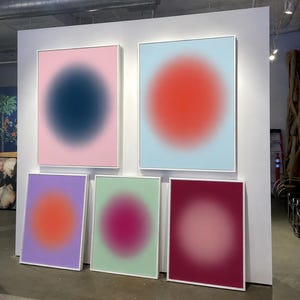 Puede incluir: Cinco cuadros rectangulares enmarcados con campos de color en degradado. Arriba a la izquierda, un círculo azul oscuro sobre rosa; a la derecha, uno rojo sobre azul claro. Abajo, un círculo naranja sobre morado, uno magenta sobre verde claro y uno rosa pálido sobre fondo granate.