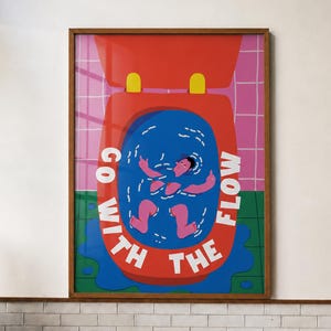 Puede incluir: Una lámina enmarcada que muestra un inodoro rojo lleno de agua azul con una figura rosa flotando dentro. El texto GO WITH THE FLOW está escrito en letras mayúsculas blancas alrededor del inodoro, sobre un fondo de azulejos rosas y verdes.