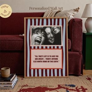 Può includere: Arte murale personalizzata con una foto in bianco e nero di due persone che ridono. L'opera incorniciata presenta un design a strisce e una citazione: «TUTTO QUELLO CHE RESTA È AMARE E CREARE - NON C'È NIENT'ALTRO CHE VALGA LA PENA SU QUESTA TERRA».