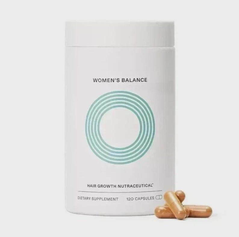 Pu&ograve; includere: Un contenitore cilindrico bianco con la scritta "WOMEN'S BALANCE" e un design a cerchi concentrici turchese. Sotto, le parole "HAIR GROWTH NUTRACEUTICAL" e "DIETARY SUPPLEMENT 120 CAPSULES". Diverse capsule marroni davanti al contenitore.