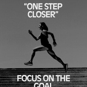 Könnte beinhalten: Schwarz-Weiß-Bild einer Person, die eine Treppe hinaufläuft. Der Text "ONE STEP CLOSER" steht oben und "FOCUS ON THE GOAL" unten. Ein Motivationsposter.