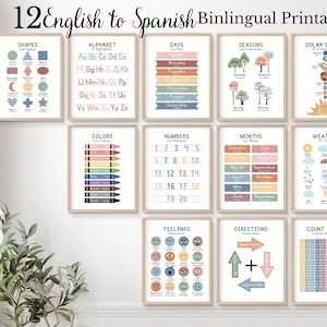 Puede incluir: Un conjunto de 12 láminas educativas de pared tituladas 12 English to Spanish Binlingual Printables. Cada lámina presenta ilustraciones coloridas y texto en inglés y español sobre temas como formas, alfabeto, días, estaciones, sistema solar, colores, números, meses, clima, sentimientos, direcciones y contar hasta 100. Las láminas están en marcos de madera clara.