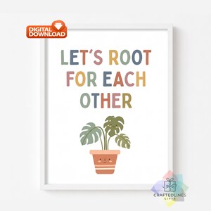Könnte beinhalten: Ein gerahmter Kunstdruck mit dem Text LET'S ROOT FOR EACH OTHER in bunten Buchstaben über einer Cartoon-Illustration einer Monstera-Pflanze im Topf mit einem lächelnden Gesicht. Ein Symbol für digitalen Download ist oben links zu sehen.