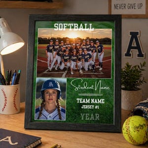 Könnte beinhalten: Gerahmtes Softball-Teamfoto mit dem Wort "SOFTBALL" oben. Der Rahmen enthält ein Teamfoto und ein Porträt eines Spielers. Text auf dem Rahmen beinhaltet "Student Name", "TEAM NAME", "JERSEY #1" und "YEAR".