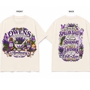 Op de afbeelding: Een crèmekleurig t-shirt met een voorzijde met lavendel, apothekersflessen en de tekst Owens Sisters Apothecary Est. 1995. De achterzijde toont lavendel, een gieter en de tekst Always throw spilled salt over your left shoulder, Keep Rosemary by your Garden Gate, Plant Lavender for luck, and Fall in Love whenever you can.