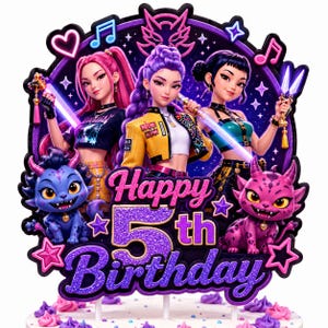 Könnte beinhalten: Ein Tortenaufsatz mit drei animierten weiblichen Figuren, die leuchtende Waffen halten, mit zwei Cartoon-Monstern. Die Worte "Happy 5th Birthday" sind in lila Glitzer dargestellt. Noten und Sterne schmücken den Hintergrund.