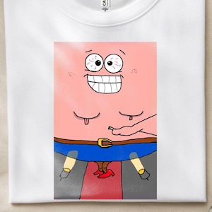 Peut inclure: Un t-shirt blanc avec une impression graphique représentant un personnage de dessin animé rose aux yeux écarquillés et au large sourire. Le personnage porte un short bleu avec une ceinture marron, des chaussures rouges et un tapis rouge.