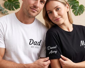 Magliette personalizzate ricamate per papà e mamma, maglietta coordinata per il neo papà, nome ricamato sulla manica, regalo per la coppia, regalo per il papà, papà con il nome del bambino