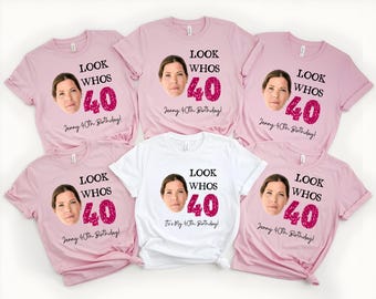 Camiseta personalizada con cara para el 40 cumpleaños, camiseta personalizada "Mira quién cumple 40"