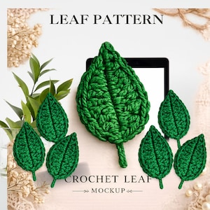 Op de afbeelding: Een verzameling van zes groene gehaakte bladeren in verschillende maten, met een gestructureerd steekpatroon. De tekst LEAF PATTERN en CROCHET LEAF MOCKUP staat op de achtergrond gedrukt. De bladeren zijn rond een zwart kader geplaatst.