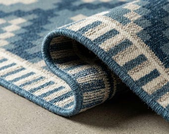Alfombra geométrica azul hecha a mano - Alfombra de estilo suroeste para sala de estar - Kilim de algodón con estampado tribal - Decoración moderna bohemia para el hogar - Alfombra gris y azul marino
