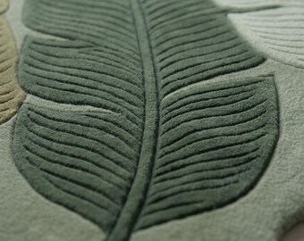 Tappeto a foglie tropicali trapuntato a mano, tappeto botanico in lana verde salvia, tappeto dalla forma organica, tappeto moderno ispirato alla natura, tappeto fatto a mano per il soggiorno.