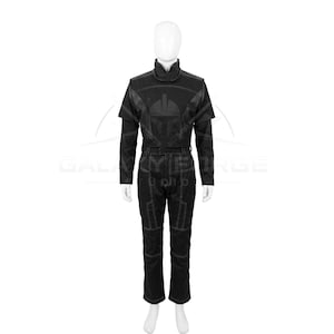 Pu&ograve; includere: Tuta nera con cuciture bianche, colletto alto e design sul petto. L'outfit include un top a maniche lunghe e pantaloni abbinati. La tuta &egrave; esposta su un manichino.