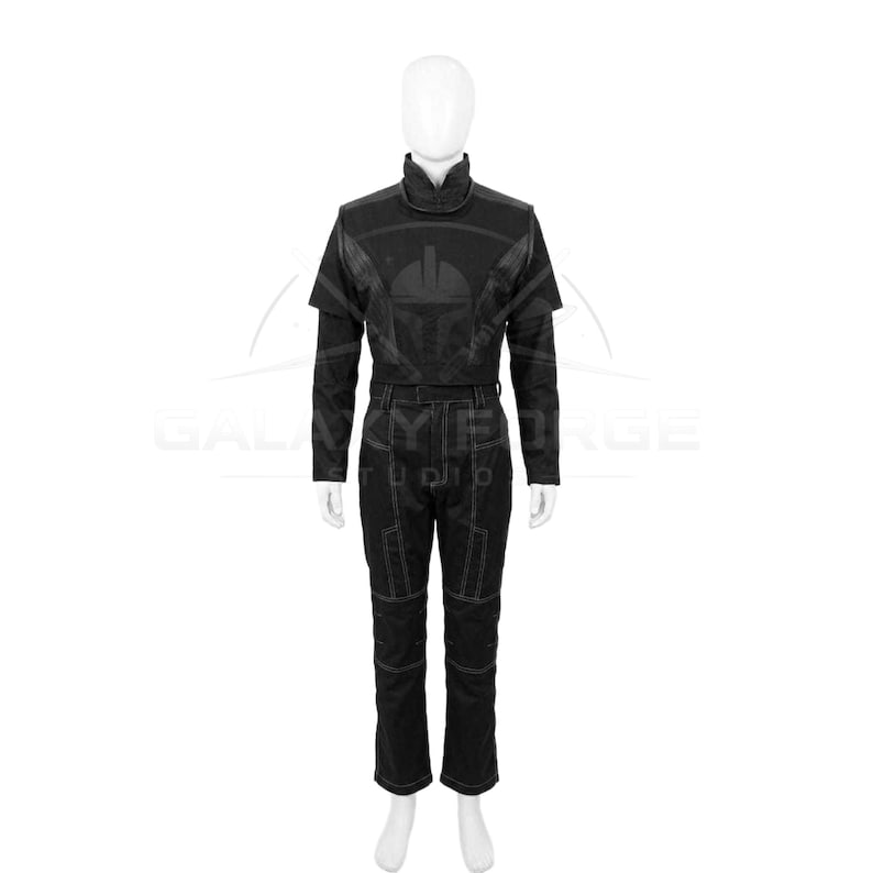 Pu&ograve; includere: Tuta nera con cuciture bianche, colletto alto e design sul petto. L'outfit include un top a maniche lunghe e pantaloni abbinati. La tuta &egrave; esposta su un manichino.