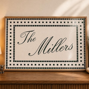Op de afbeelding: Een rechthoekig wandbord met een mozaïektegelontwerp, een witte achtergrond en een donkergroene rand. De tekst "The Millers" staat in een donkergroen cursief lettertype in het midden. Het bord is gevat in een lichthouten lijst.